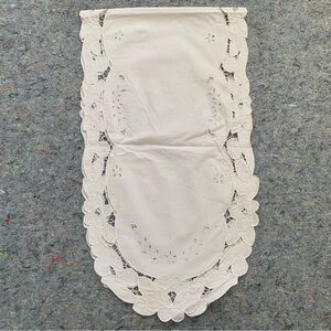 Vintage 80s 90s cottagecore white cotton floral appliqué oval table runner